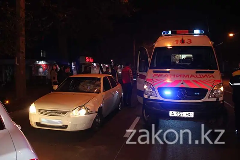 Пешеход, перебегавший дорогу в неположенном месте, попал под колеса Лады в Алматы (фото), фото - Новости Zakon.kz от 13.11.2013 18:08