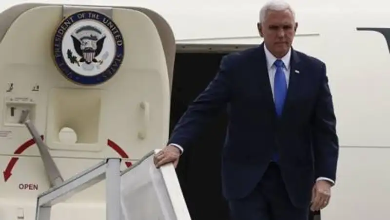 Самолет вице-президента США столкнулся с птицей во время полета