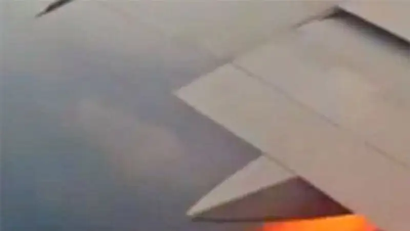 Пассажиры сняли на видео двигатель самолета, загоревшийся при взлете