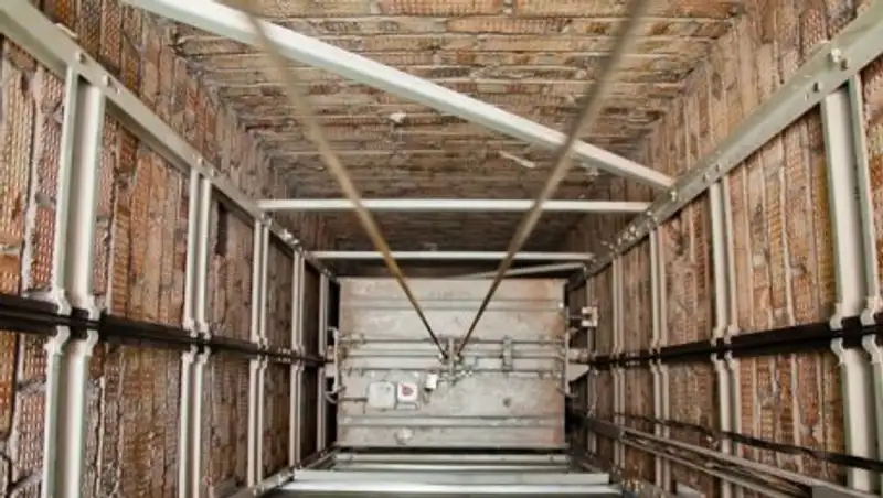 В новостройке Алматы сорвался лифт