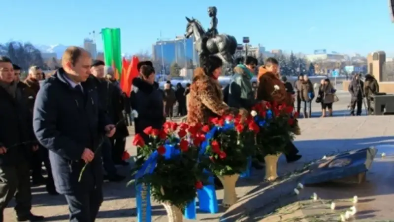 В Алматы возложили цветы к монументу Независимости