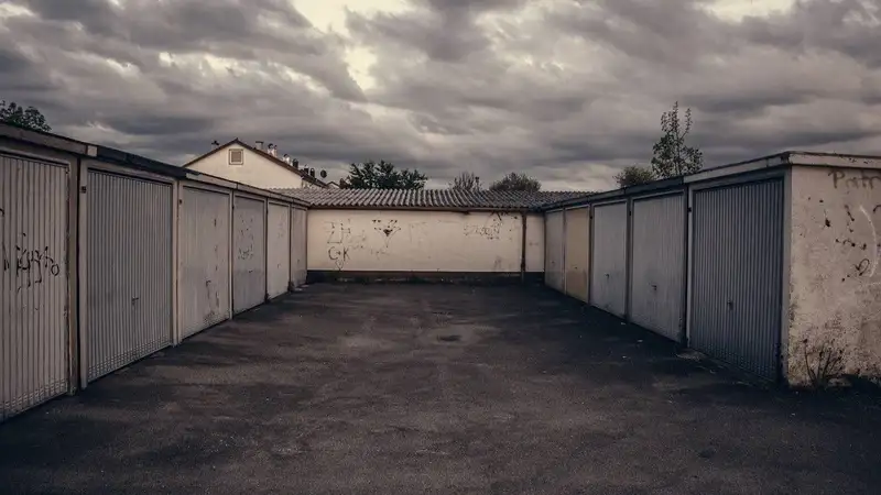 Тела трех человек нашли в одном из гаражей Павлодара