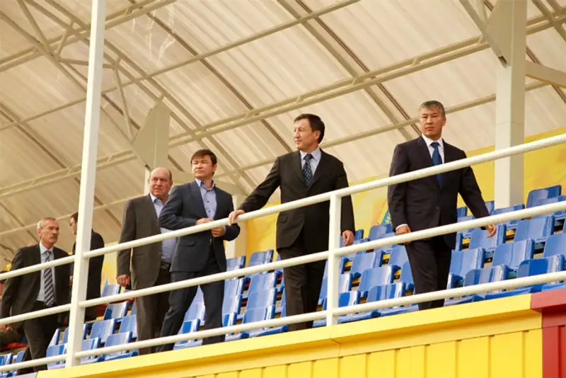 А.Джаксыбеков посетил объекты футбольного клуба «Кайрат», фото - Новости Zakon.kz от 24.10.2013 15:58