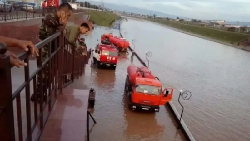 В Шымкенте затопило аллею вдоль реки Бадам