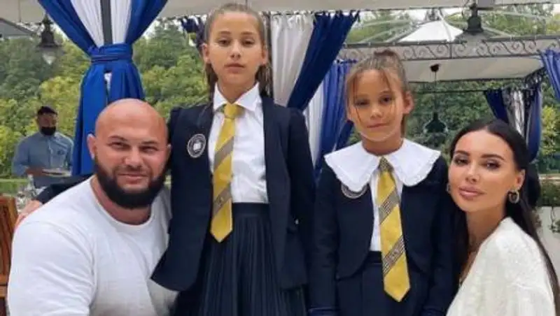 Россияне обсуждают стоимость одежды детей Джигана на школьной линейке