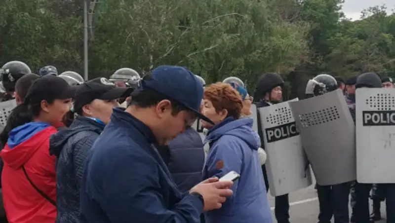 Ответственность родителей за нахождение детей на митингах предложили ввести в РК