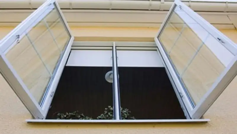 Из окна многоэтажки в Уральске выпал четырехлетний ребенок