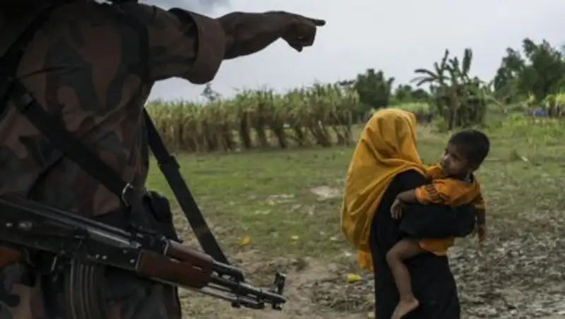 Беженцы Рохинджа спасаются от насилия в Мьянме