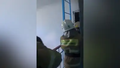 Пожарные поделились видео со спасением из огня 68-летнего мужчины, фото - Новости Zakon.kz от 07.05.2023 17:28