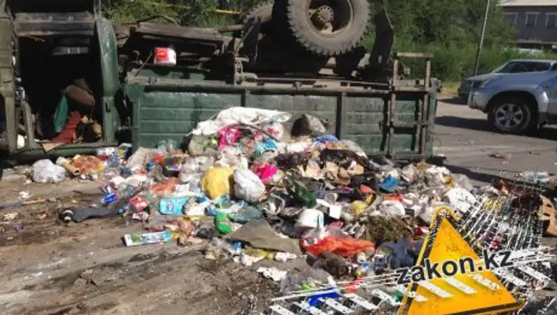 В поселке близ Алматы перевернулся мусоровоз