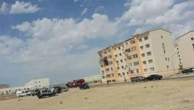 В Актау в многоэтажном жилом доме произошел пожар