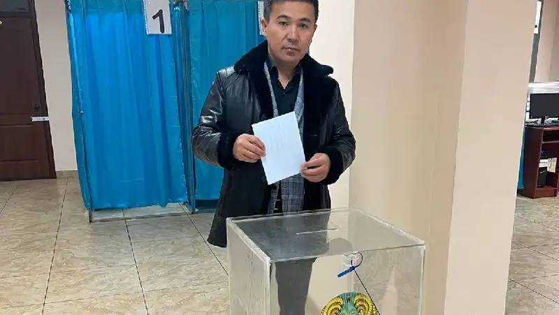Певец Асхат Таргын проголосовал на выборах, фото - Новости Zakon.kz от 20.11.2022 04:00