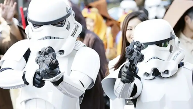 В США запретили приходить на показы "Звездных войн" в масках и со световыми мечами