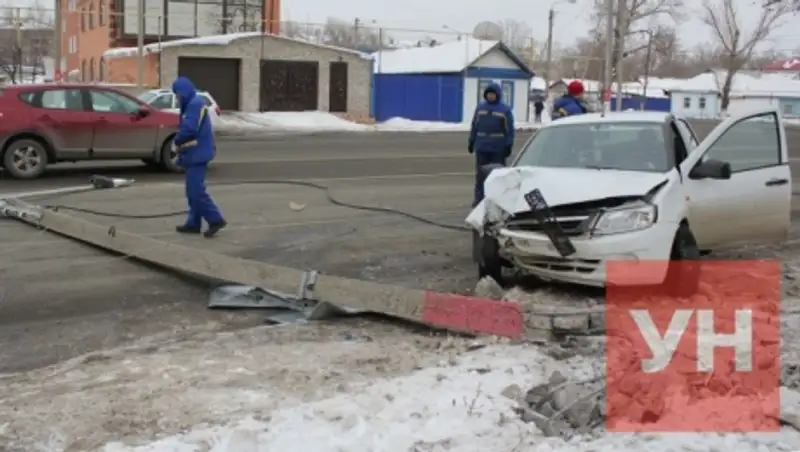 В Уральске автомобиль врезался в столб