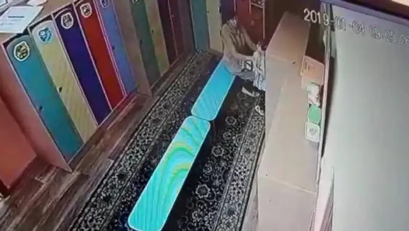 Воспитатель дергала ребенка в детсаду. Чиновники прокомментировали видео