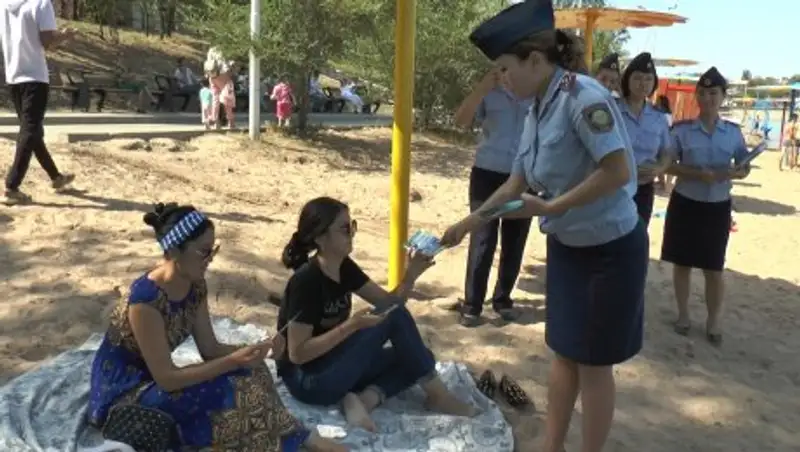 Под занавес летних каникул полицейские Алматы проинспектировали городские пляжи