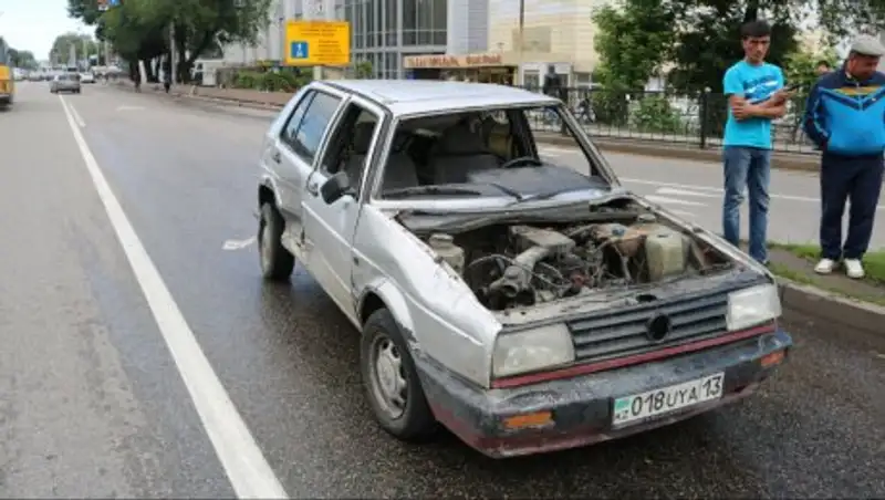 В Алматы в районе «Саяхата»  два автомобиля не поделили дорогу