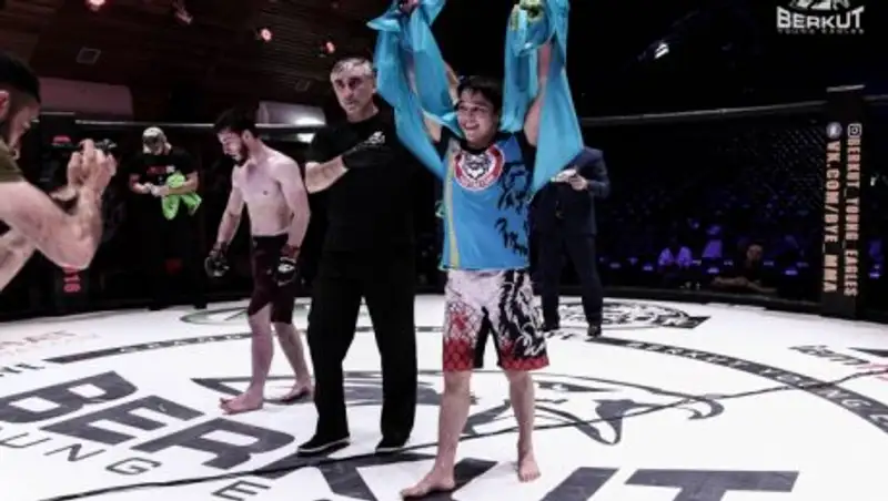 Асу Алмабаев побил «Чеченского зомби» на турнире по ММА