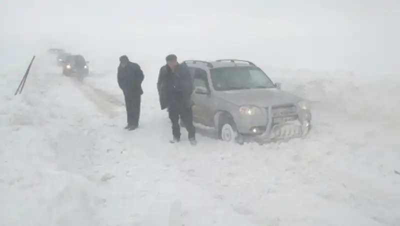 На трассах в четырех областях Казахстана продолжаются спасательные работы