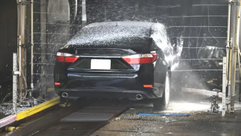 Автомойщики угнали две машины клиентов и врезались друг в друга