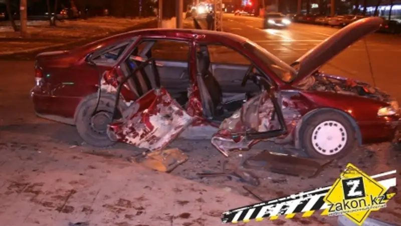 В Алматы водитель Mazda возвращался со свадьбы и попал в ДТП