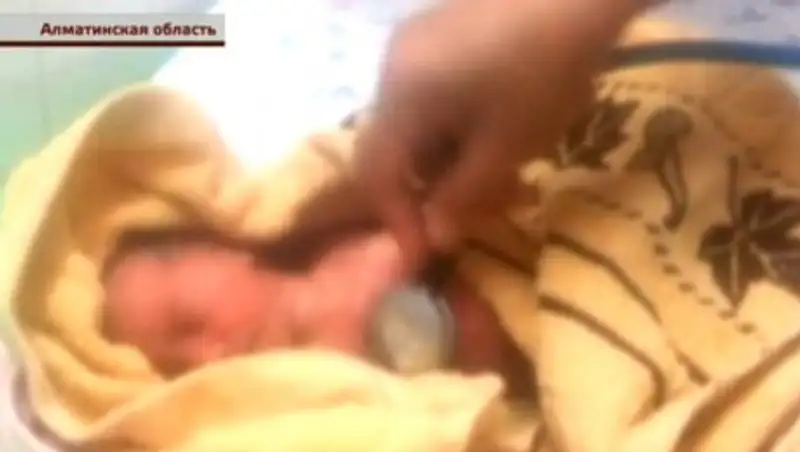 Врачи не смогли спасти младенца, которого бросили в недостроенном доме Капшагая