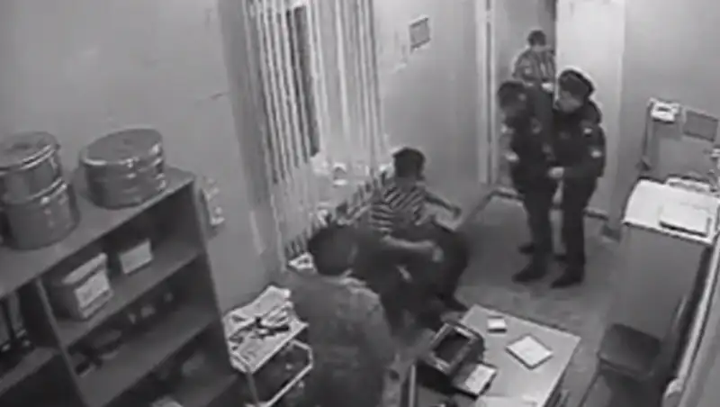 МВД обратилось в Верховный суд с делом полицейского, которого облили мочой
