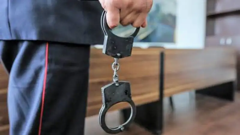 Лжеполицейские ограбили павлодарца на 320 тыс. тенге