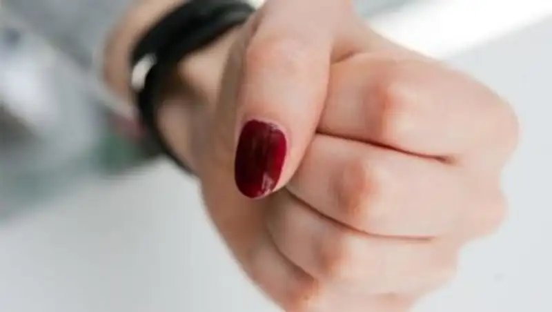 Жительница Семея зверски избила сожителя, застав его с другой женщиной в уличном туалете