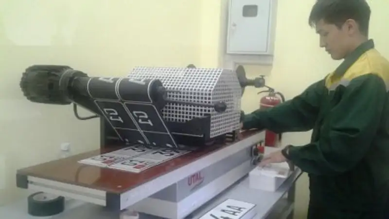 В Кыргызстане начат выпуск новых автомобильных госномеров