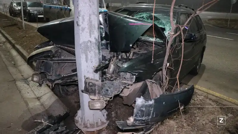 Авто врезалось в мачту дорожного освещения в Алматы, есть пострадавшие