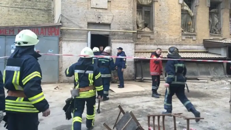В центре Киева рухнули этажи, под завалами люди