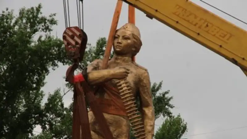 В Уральске во время демонтажа памятника Маметовой найдена записка из прошлого