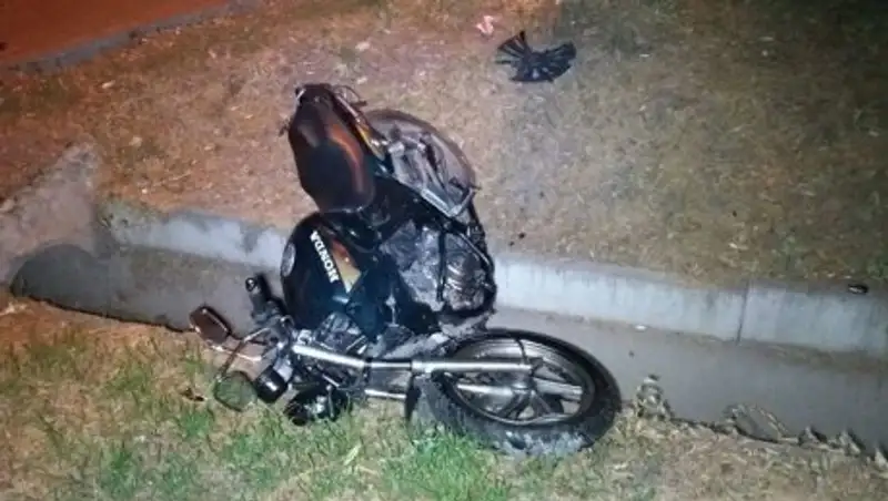 Мотоциклист отлетел примерно на 20 метров от удара машины в Алматы