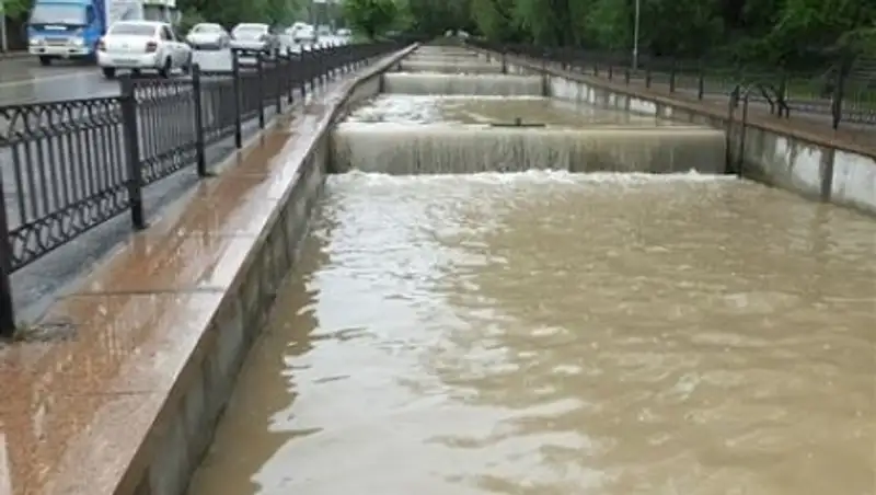 В Алматы объявили штормовое предупреждение