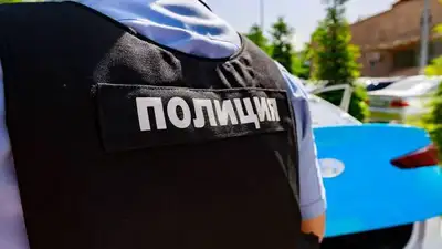 Полицейские Степногорска сняли мужчину с крыши и привлекли за семейный дебош 