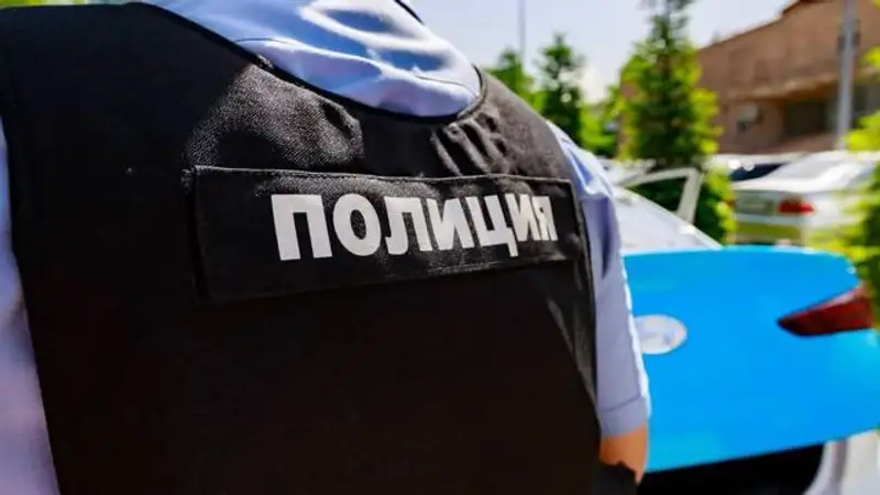 Полицейские Степногорска сняли мужчину с крыши и привлекли за семейный дебош 