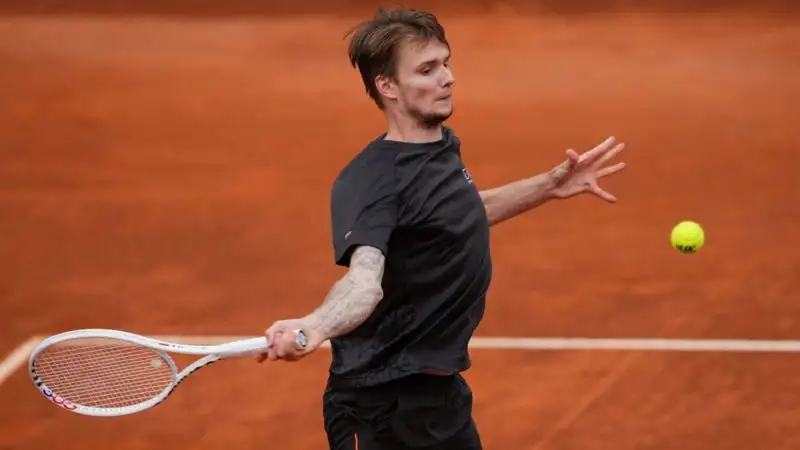 Александр Бублик вышел в четвертьфинал турнира АТР 500 в Галле