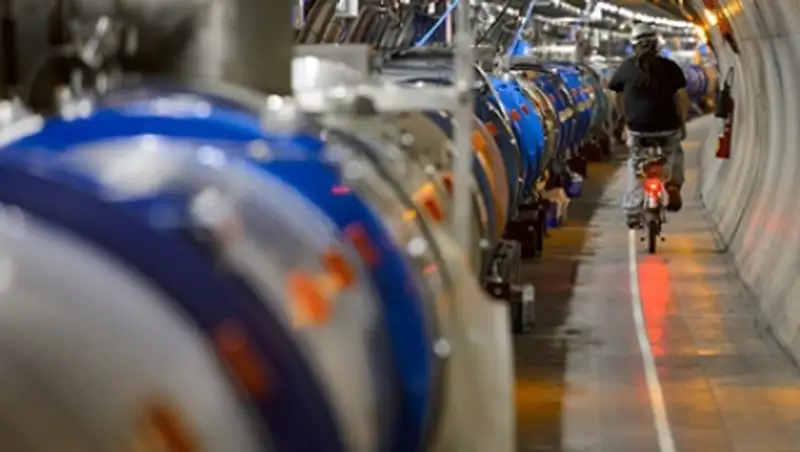 Перезапуск Большого адронного коллайдера отложили из-за неполадок