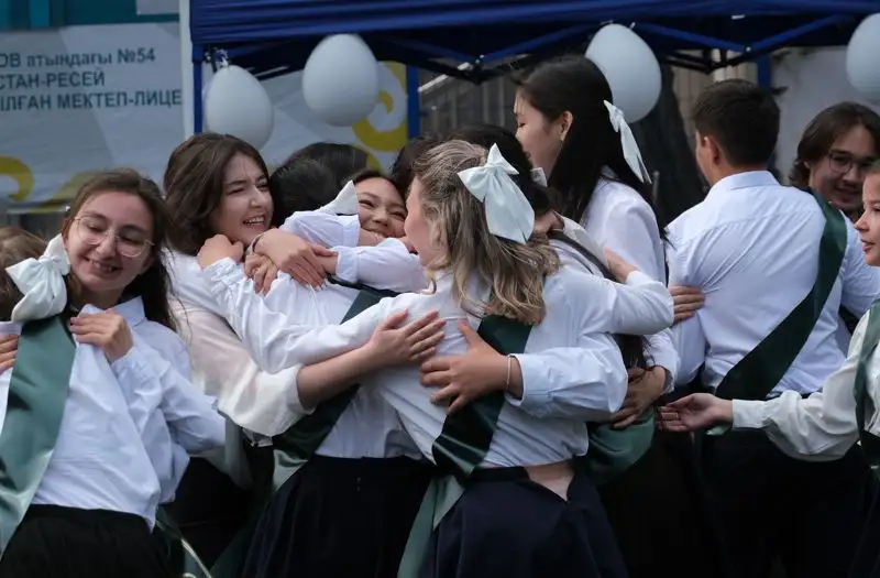 Как прошел последний звонок в школах Алматы, фото - Новости Zakon.kz от 01.06.2023 11:52