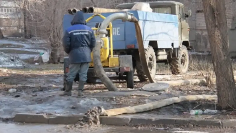 В отделе ЖКХ Усть-Каменогорска объяснили почему сливали талую воду в центре города