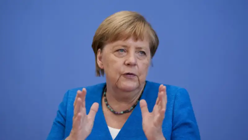 Меркель: Навальный стал жертвой преступления