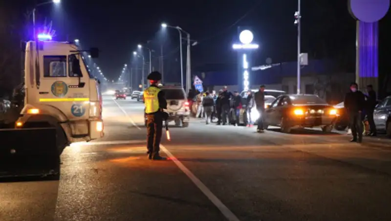 В Алматы и Нур-Султане начал действовать карантин