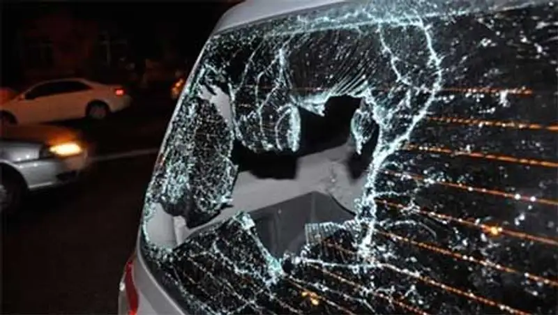 В Алматы пьяные парни набросились на водителя за якобы неправильную парковку