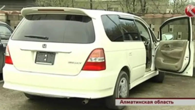 Полицейские показали машину, на которой женщину увезли умирать на помойку