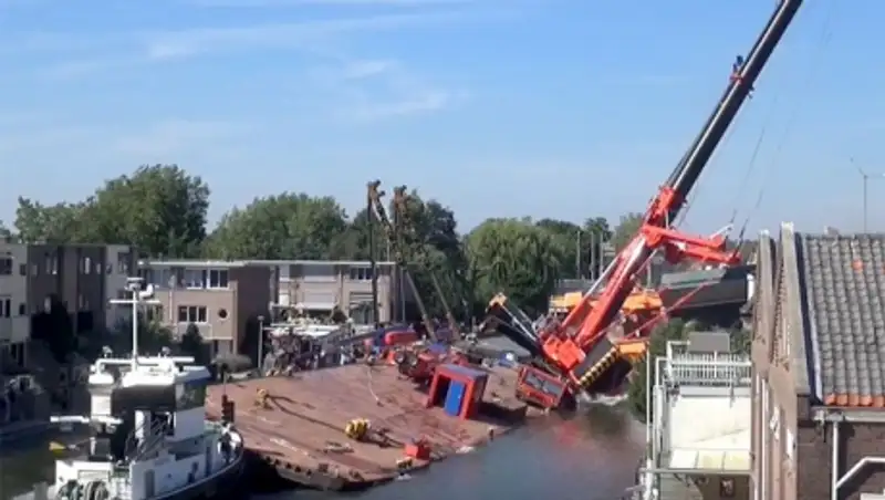 В Нидерландах во время ремонта моста два подъемных крана рухнули на жилые дома
