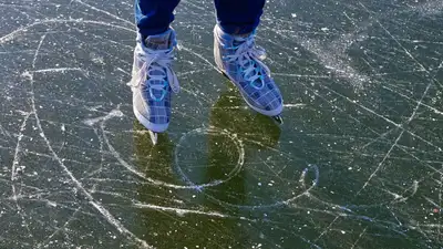 Ледниковый период: астанчанин передвигается по городу на коньках, фото - Новости Zakon.kz от 13.01.2023 10:28