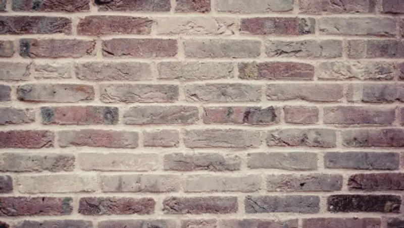 "Пошла в КСК, никакой реакции". Кто виноват в падении кирпича на женщину в Костанае