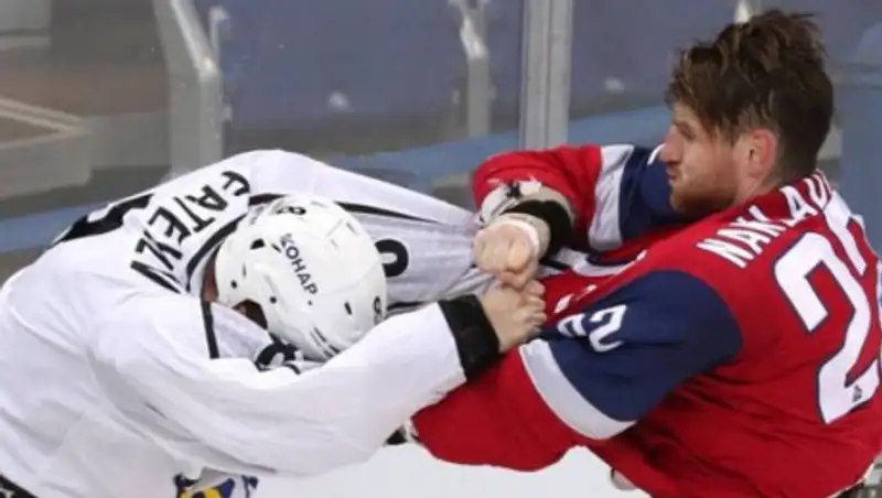 Накладал по-мужски заступился за одноклубника в КХЛ