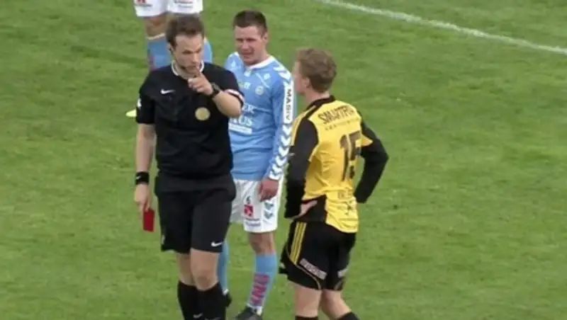 Норвежский футболист был удален за слово «гей» в адрес соперника